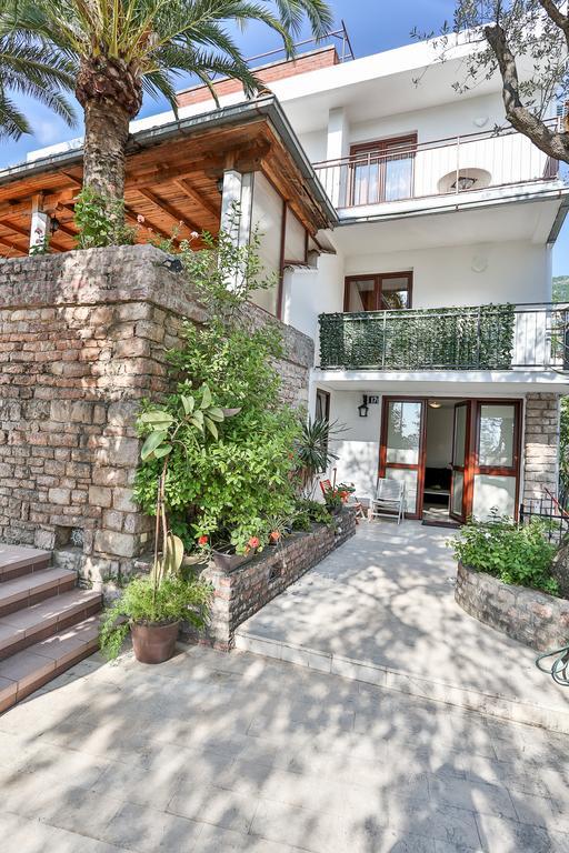 Milan'S Apartments Sveti Stefan Exterior foto